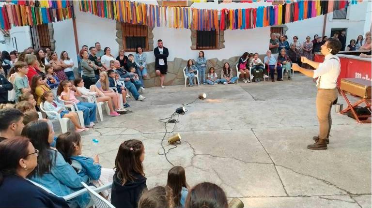 <i>Una de las actuaciones del Festival de Circo y Teatro de Calle de la Sierra de Segura. / Diputación de Jaén. </i>