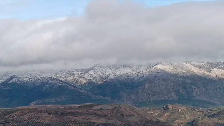 Las cumbres de Sierra Mágina vuelven a amanecer cubiertas de nieve