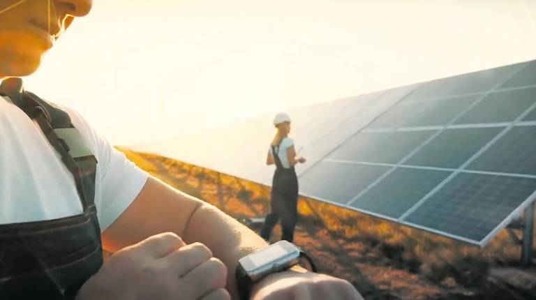 <i>Dos operarias revisan el buen funcionamiento de las placas solares como fuente de energía renovable en una fotografía de archivo.</i>
