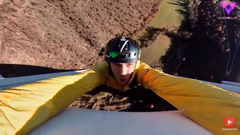 Un joven barcelonés se abalanza desde un puente de 140 metros y se graba