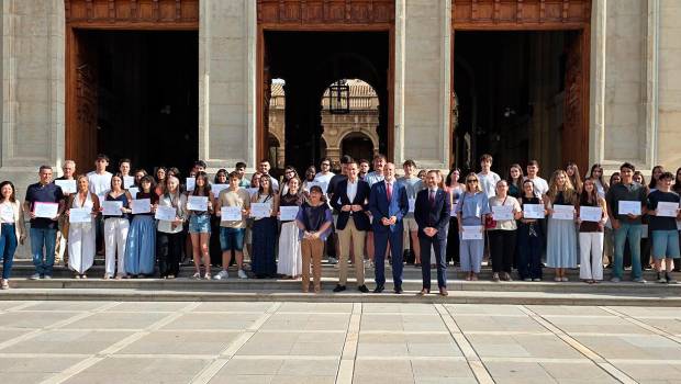 <i>Estudiantes de la UJA junto a presidente de la Diputación y el Rector de la Universidad de Jaén. / Universidad de Jaén. </i>
