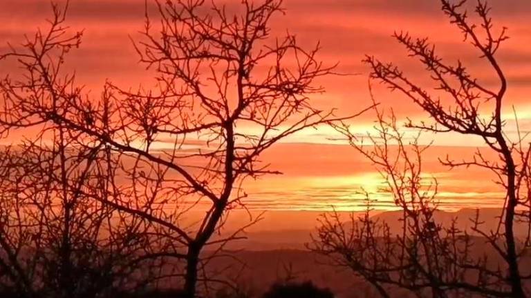 Amanecer anaranjado y rojizo sobre las Allanadas, en Huelma