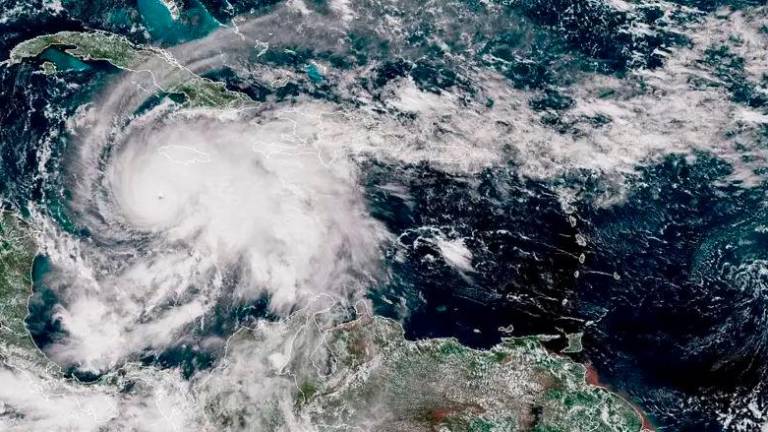 Así se ve el huracán Melissa desde su interior