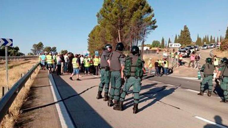 Olivareros cortan una hora la A-4 en Navas de Tolosa por la subida de costes