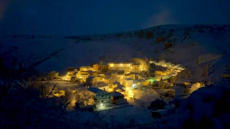 Pontones reluce entre la nieve