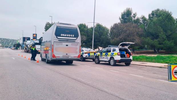<i>Policía Local de Jaén en un control de tráfico. / Ayuntamiento de Jaén. </i>