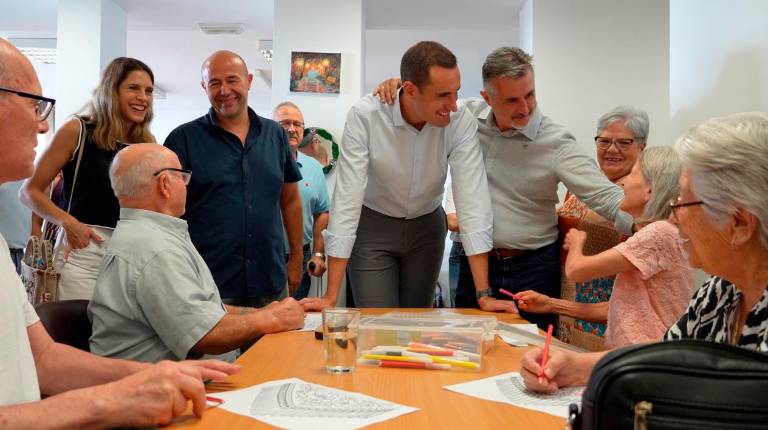 <i>Visita de Juan Latorre a la Asociación de familiares y personas afectadas por Alzheimer de la comarca de la Sierra de Cazorla. / Diputación de Jaén. </i>
