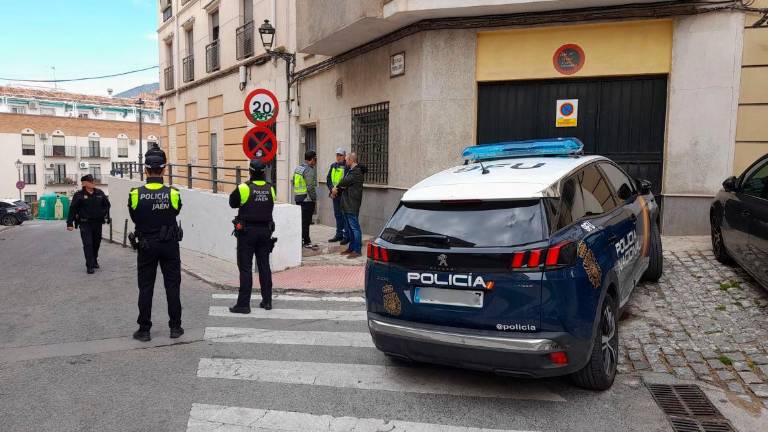 Agentes de la Policía Nacional, en una calle de Jaén. / Europa Press.