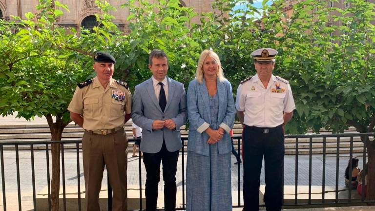 El general de la Brigada Guzmán el Bueno X, Fernando Ruiz; el alcalde de Jaén, Julio Millán; la primera teniente de alcalde, María Espejo, y el subdelegado de Defensa, el coronel Evaristo Gutiérrez. / Pablo Espinosa / Diario JAÉN.
