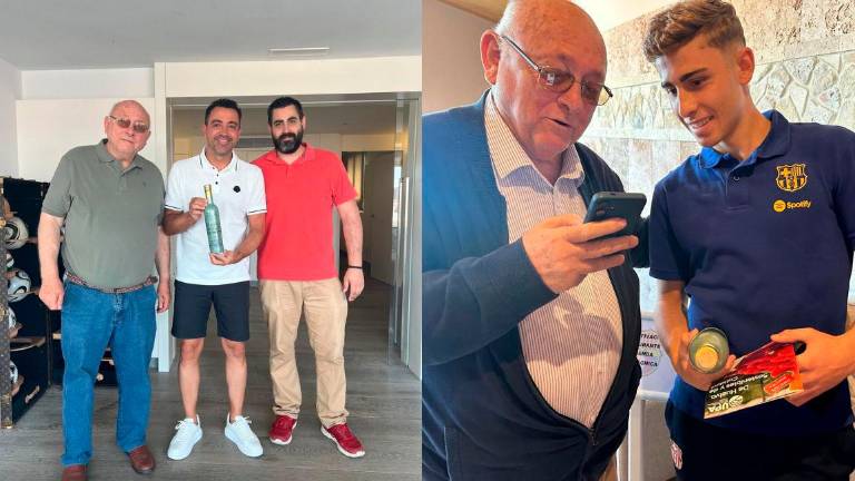 Domingo Bonillo y Pedro Maldonado, con Xavi Hernández, que posa con una botella de aceite Puerta de Las Villas. El alcalde, al lado, con Fermín López.