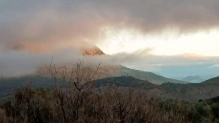 El paraje de las Allanadas despierta envuelto en nubes y luz