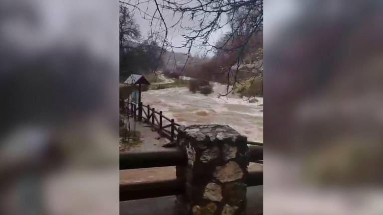 El agua brota con fuerza en el nacimiento del Segura