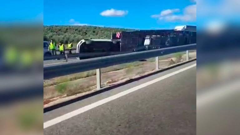 Un camión vuelca y provoca un accidente múltiple en la A-44