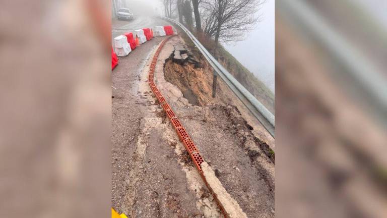 PP pide una intervención de emergencia en Iznatoraf en la JV-6003 y en la muralla de su ermita