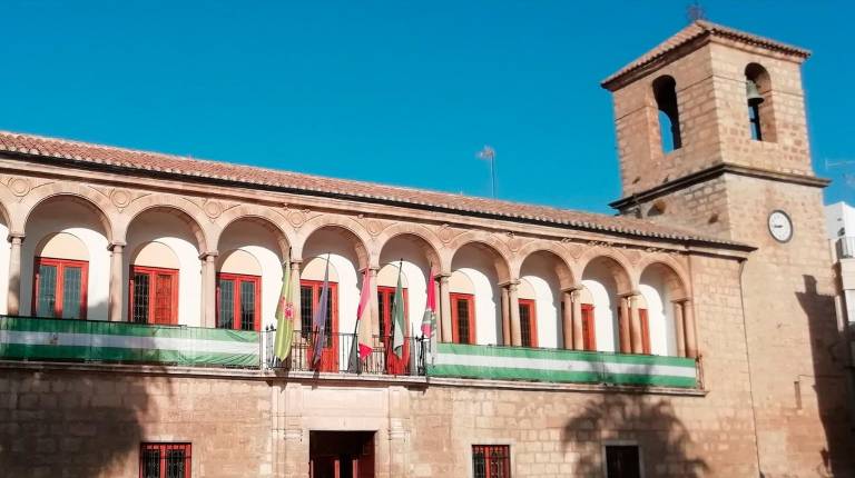 <i>Fachada del Ayuntamiento de Torredonjimeno. / Ayuntamiento de Torredonjimeno. </i>