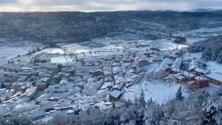 Espectacular vista de Santiago de la Espada blanco desde la Lobera y el Peñón del Arco