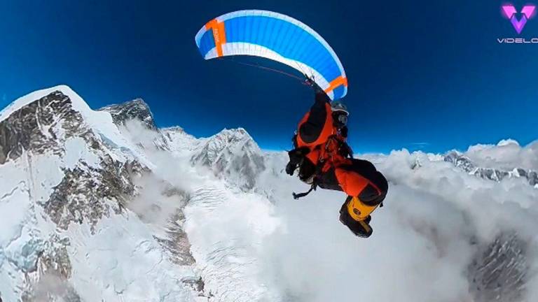 Así fue primer vuelo en parapente sobre el Everest
