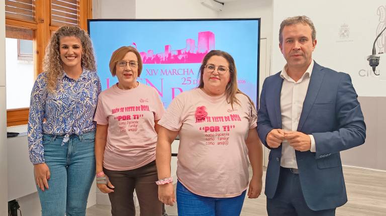 <i>Beatriz López y Julio Millán presentan junto a miembros de la asociación Ajicam la marcha. / Ayuntamiento de Jaén.</i>