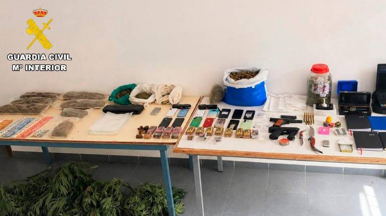 <i>Material y sustancias estupefacientes intervenidos por la Guardia Civil durante los dos registros realizados en inmuebles de Torreperogil. / Guardia Civil. </i>