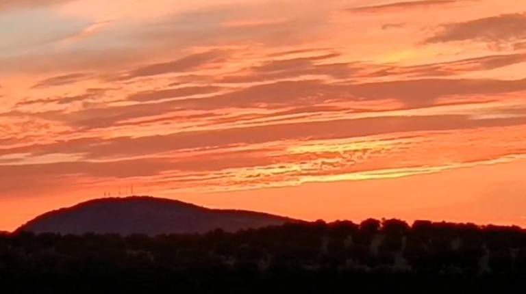<i>Amanecer en Huelma. </i>