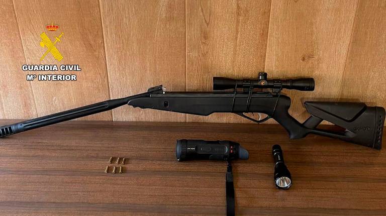<i>El arma que fue intervenida a los agentes tras su identificación en el paraje El Contadero. / Guardia Civil. </i>