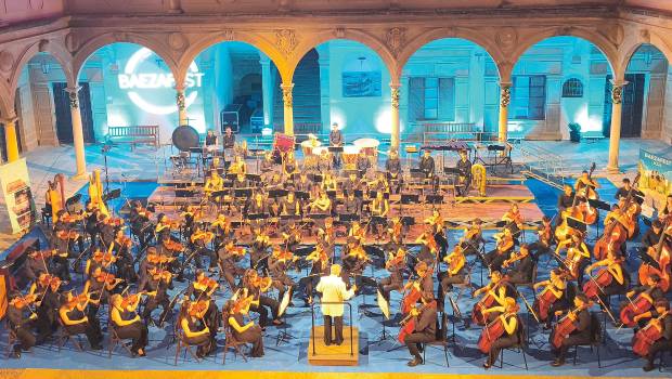 <i>Momento de la interpretación de la Joven Orquesta Nacional de España en el marco del patio de la Antigua Universidad de Baeza. / Ana Lechuga / Diario JAÉN.</i>