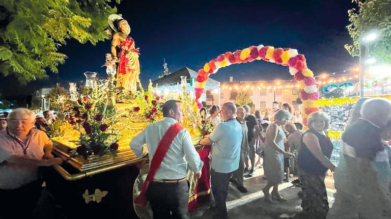 <i>San Sebastián procesiona arropado por los fieles y vecinos que acuden a las fiestas patronales entre vítores y actos llenos de devoción junto a las autoridades políticas y civiles del municipio. / Álvaro Guzguti / Diario JAÉN.</i>