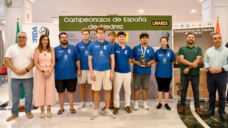<i>Integrantes del Ciudad de Huelva, equipo que consiguió el ascenso de categoría. / Federación Española de Ajedrez.</i>