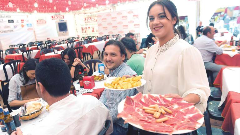 Migas y paellas, entre los manjares más demandados en una feria con sello andaluz