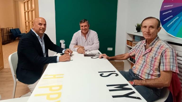 <i>El concejal José María Cano y los responsables de GEA, Manuel Ruiz y José Luque. / Ayuntamiento de Jaén.</i>