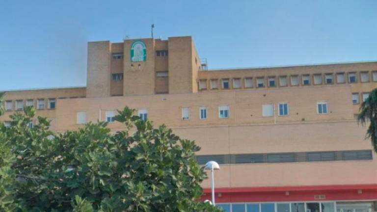 Evacuado al hospital un hombre por inhalación de humo tras el incendio de una vivienda en Linares