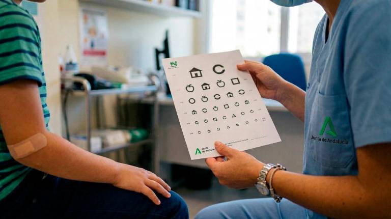 <i>Un profesional sanitario del Hospital de Jaén realiza un examen de agudeza visual a un paciente pediátrico utilizando un test de símbolos. / Junta de Andalucía. </i>