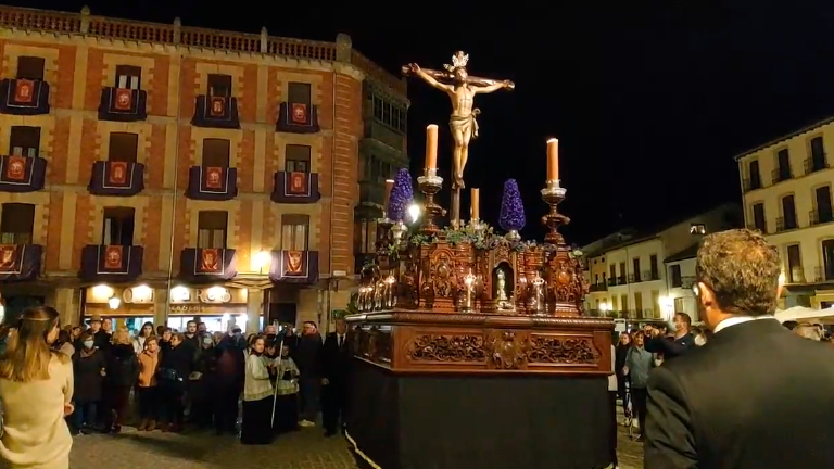 El solemne paso del Cristo de la Misericordia por carrera oficial en Baeza