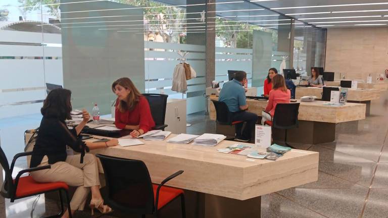 Cajasur amplia el servicio a sus clientes: 147 de sus oficinas abren los jueves por la tarde