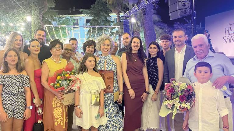 <i>La pregonera Mari Paz Presa rodeada de su familia. / Álvaro Guzguti / Diario JAÉN. </i>
