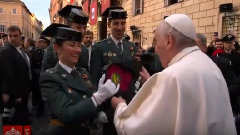 Miembros de la Academia de la Guardia Civil de Baeza entregan un tricornio al Papa