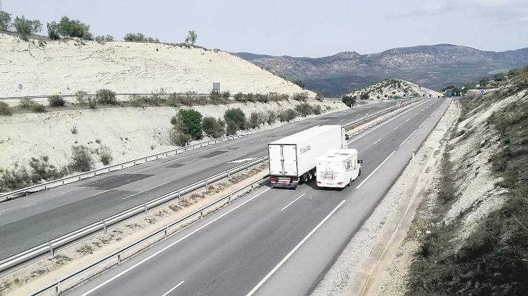 PUERTO CARRETERO. <i> Un camión intenta adelantar a una caravana cerca del radar de la A-44.</i>