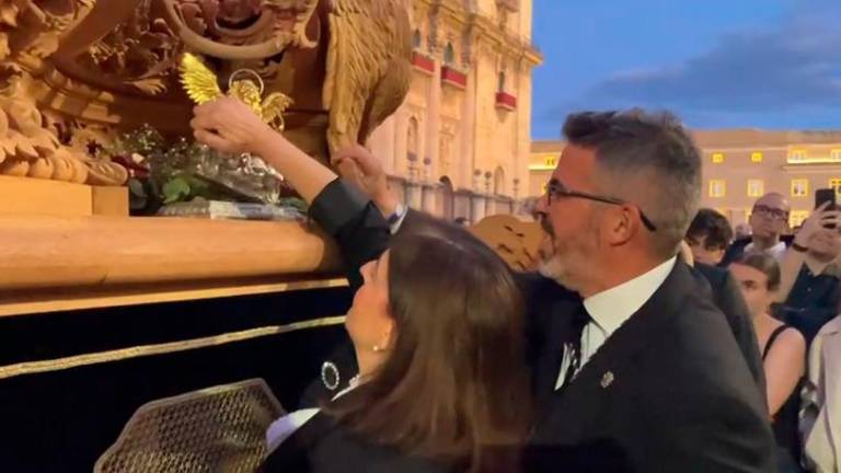 La cofradía del Cautivo dedica una “levantá” a Diario JAÉN por su 85 aniversario