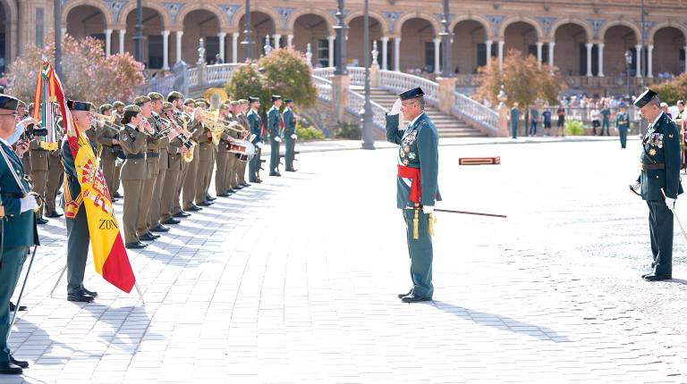 <i>TRAYECTORIA. Luis Ortega, en la Plaza de España de Sevilla, el día que tomó posesión como jefe de la Guardia Civil de Andalucía. A la derecha, con Pedro Fernández y el día de su despedida de Jaén. </i>
