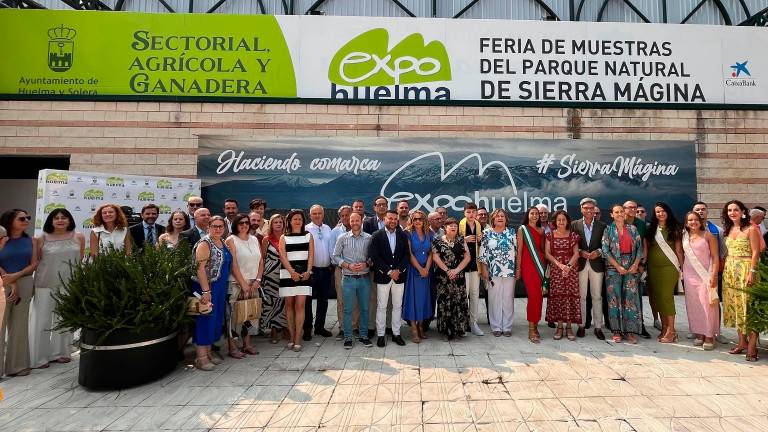 Foto de familia de la inauguración de la 40 edición de Expohuelma. / Álvaro Guzguti / Diario JAÉN. 