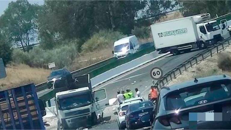Dos heridos tras la colisión de dos camiones en Bailén