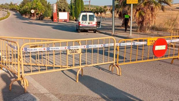 <i>Acceso cortado durante la campaña de control de vertidos ilegales en el Polígono de Los Olivares. / Ayuntamiento de Jaén. </i>
