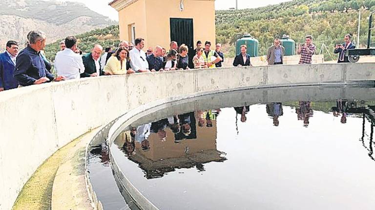 <i>La consejera de Agricultura, Carmen Crespo, inaugura la depuradora de La Guardia, una de las últimas en estrenarse.</i>