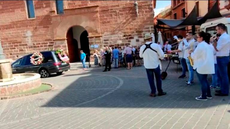 Dejó escrito que una charanga lo acompañase en su propio entierro, y se ha cumplido