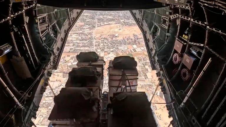 España lanza sin contratiempos 12 toneladas de alimentos en Gaza