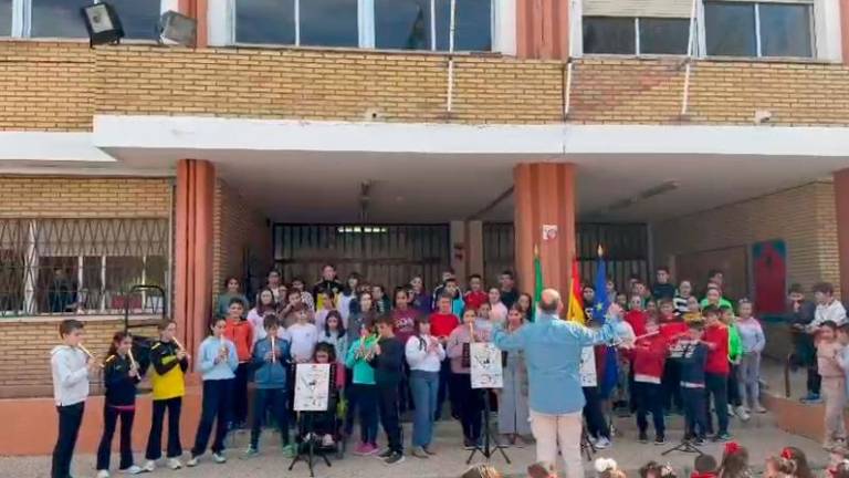 El alumnado del CEIP Virgen de la Fuensanta de Huelma canta el himno de Andalucía para celebrar el 28F