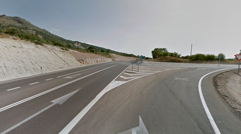 <i>Cruce hacia Fuensanta de Martos, en la A-6050. / Google Maps.</i>