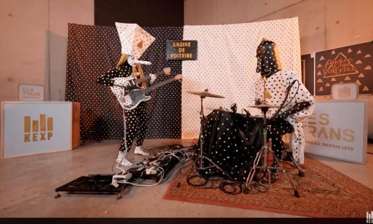 <i>El dueto musical Angine de Poitrine durante una actuación en vivo. / KEXP.</i>
