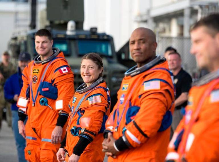 <i>Christina Koch, junto a sus compañeros de la misión espacial Artemis II. / Instagram.</i>