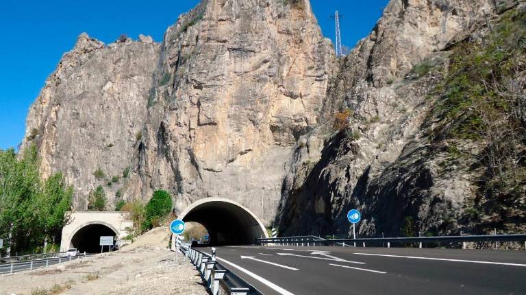 <i>Túneles de Santa Lucía, en la A-44. / Mitma. </i>